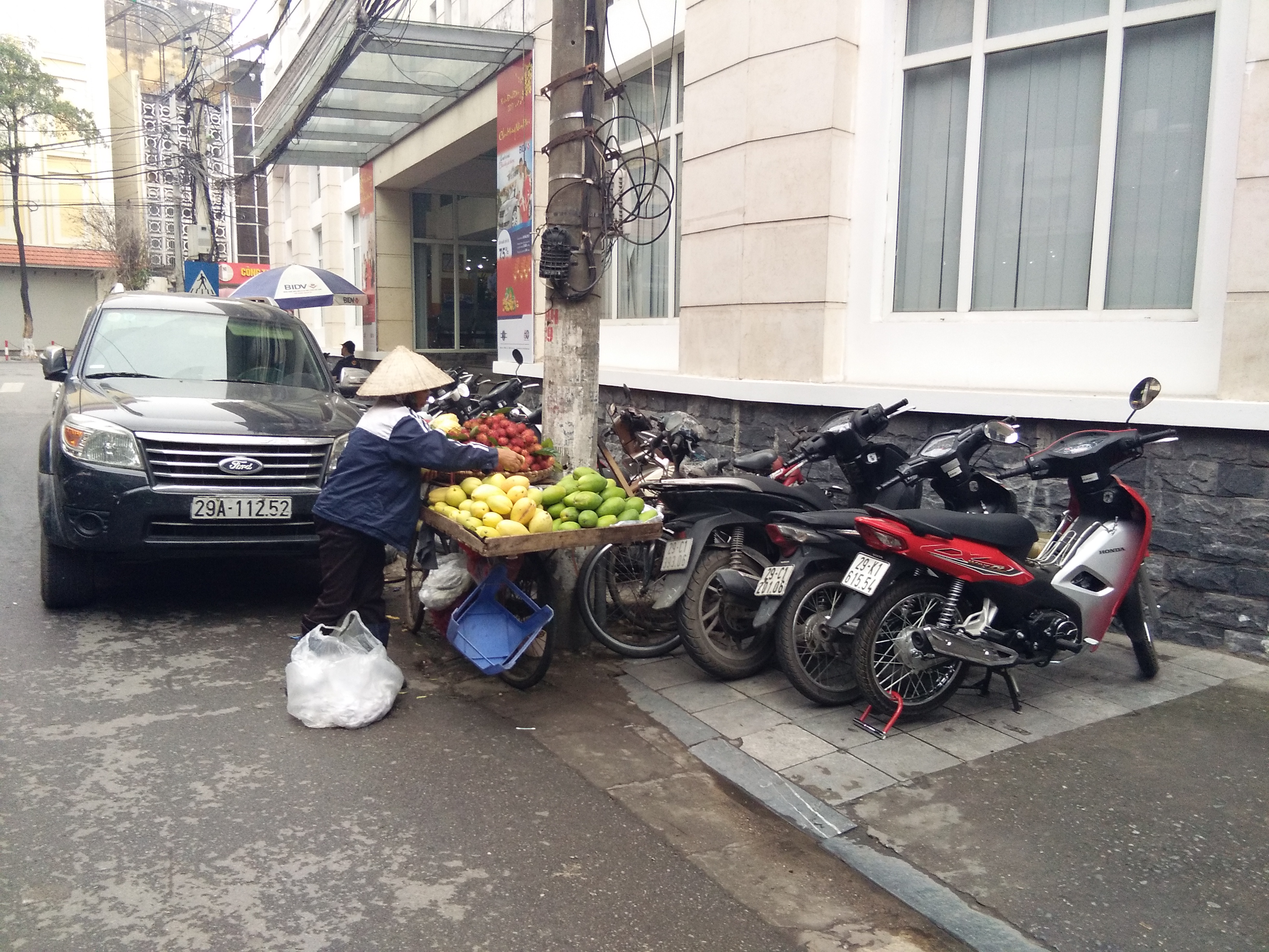 Xe máy vẫn chiếm vỉa hè trên nhiều tuyến phố Hà Nội