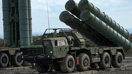 S-400 có khả năng tiêu diệt mục tiêu ở độ cao từ 5m đến 27km trong phạm vi 400km. Những mục tiêu mà tên lửa S-400 có thể tiêu diệt là các thiết bị bay, tên lửa có cánh kích thước nhỏ và tên lửa hỏa tiễn có tầm hoạt động không quá 3.500km và tốc độ bay tối đa 4,8 km/s. S-400 Triumph có thể tác chiến trong mọi điều kiện địa hình, thời tiết, trong môi trường có nhiễu cường độ mạnh và chế áp điện tử cao.