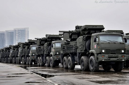 Mỗi tổ hợp phòng không Pantsir-S gồm 2 khẩu pháo phòng không tự động 2 nòng 30 mm và các tên lửa đất - đối - không 57E6 cùng với radar hoặc thiết bị quang học theo dõi mục tiêu và đài chỉ huy vô tuyến. Hiện tại, đây được xem là tổ hợp pháo phòng không kết hợp với tên lửa bán chạy nhất thế giới và không có đối thủ trên thị trường vũ khí.