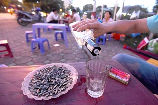 Hà Nội tổng rà soát các cơ sở bán rượu, kể cả quán nước
