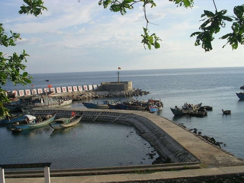 Đảo Cồn Cỏ cách bờ biển Vĩnh Linh khoảng 30km. Đảo như một tiền đồn giữa vĩ tuyến 17 trấn giữ phía đông Tổ quốc. Không chỉ là hòn đảo nổi tiếng kiên cường trong chiến tranh chống Mỹ, Cồn Cỏ còn là một trong những hòn đảo đẹp hiếm có của miền Trung.  Từ đảo Cồn Cỏ nhìn về phía tây ta sẽ thấy rõ màu xanh của rừng dương ven biển Cửa Tùng và bãi cát trắng phau trước thềm địa đạo Vịnh Mốc. Phía tây nam là một dải bờ nam sông Bến Hải, xa nữa là dãy Trường Sơn tím nhạt chạy dài. Chính nhờ vị trí đó mà Cồn Cỏ giữ một ý nghĩa chiến lược cực kỳ quan trọng trong cuộc đụng đầu lịch sử khi đất nước ta còn chia cắt hai miền Nam- Bắc.  Đảo Cồn Cỏ có hình dạng tương đối tròn, diện tích khoảng 4km², chu vi 8km, độ cao từ 5- 30m so với mặt nước biển, riêng giữa đảo có một đỉnh đồi nhô lên với chiều cao 63m. Tuy chỉ cách đất liền chưa đến 30km, nhưng với các phương tiện thông thường đã không thể ra đảo được khi gặp gió cấp 6 trở lên. Ấy vậy mà trong những năm đánh Mỹ, hàng trăm chiến sĩ tự vệ của Vĩnh Linh đã quên cả hiểm nguy, bằng phương tiện thô sơ đã chở vũ khí, lương thực từ đất liền ra tiếp tế cho đảo. Rất nhiều người trong số đó đã vĩnh viễn nằm lại biển khơi vì gió to sóng lớn hoặc vì bom đạn ác liệt của kẻ thù.