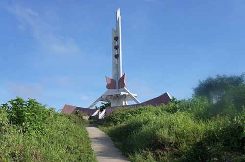 Tuy chỉ cách đất liền chưa đến 30km, nhưng với các phương tiện thông thường đã không thể ra đảo được khi gặp gió cấp 6 trở lên. Nhưng trong những năm đánh Mỹ, hàng trăm chiến sĩ tự vệ của Vĩnh Linh đã quên cả hiểm nguy, bằng phương tiện thô sơ đã chở vũ khí, lương thực từ đất liền ra tiếp tế cho đảo. Rất nhiều người trong số đó đã vĩnh viễn nằm lại biển khơi vì gió to sóng lớn hoặc vì bom đạn ác liệt của kẻ thù.