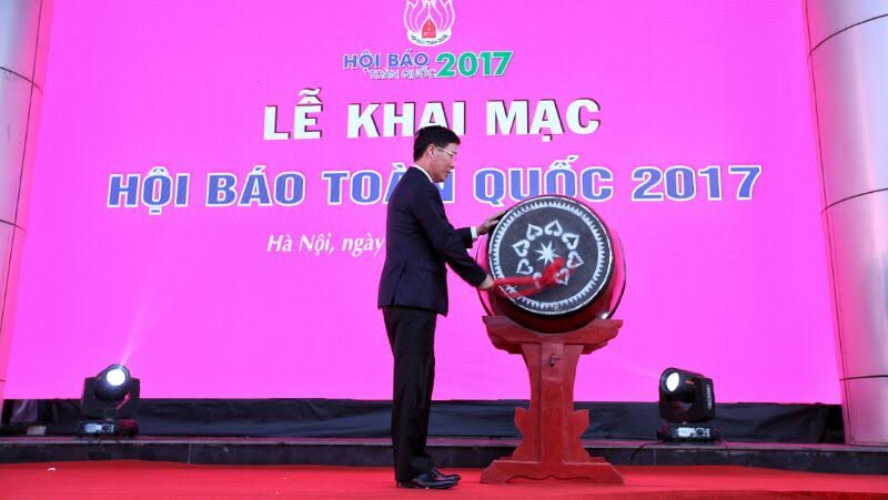 Trưởng Ban Tuyên giáo TƯ Võ Văn Thưởng đánh trống khai mạc Hội báo
