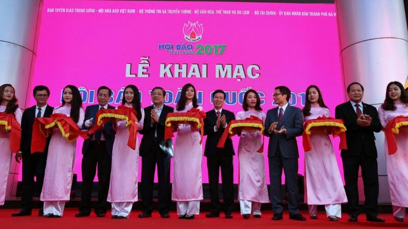 Các đại biểu cắt băng khai mạc