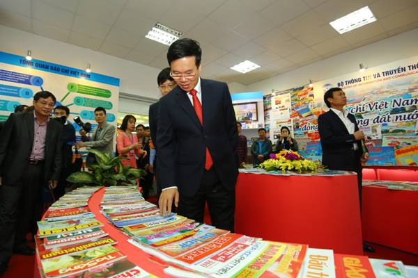 Trưởng Ban Tuyên giáo Trung ương Võ Văn Thưởng tham quan gian trưng bày của Bộ TT&TT