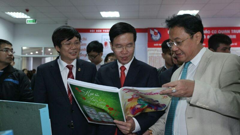 Trưởng Ban Tuyên giáo Trung ương Võ Văn Thưởng cùng Phó chủ tịch thường trực Hội Nhà báo VN Hồ Quang Lợi và Tổng biên tập báo Đại đoàn kết Hồng Thanh Quang