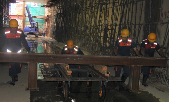 Công nhân hối hả làm việc dưới nhà ga ngầm Ba Son.