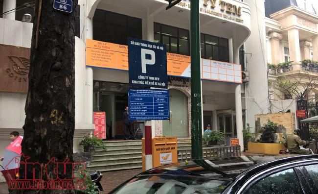 Bảng giá đỗ theo giờ trên phố Trần Hưng Đạo.