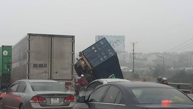 Cách vị trí trên không xa theo chiều ngược lại, một chiếc container đang lưu thông bất ngờ lao sang làn đường dành cho xe cơ giới rồi vươn khỏi thành cầu.   