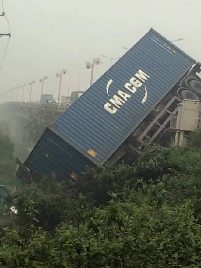 Một nhân chứng kể 2 xe tải đi cùng chiều sát nhau rồi cùng lao lên dải phân cách. Chiếc container gặp nạn bất ngờ đánh lái, sau đó lao xuống phần đường cách mặt cầu chừng 3 m.   