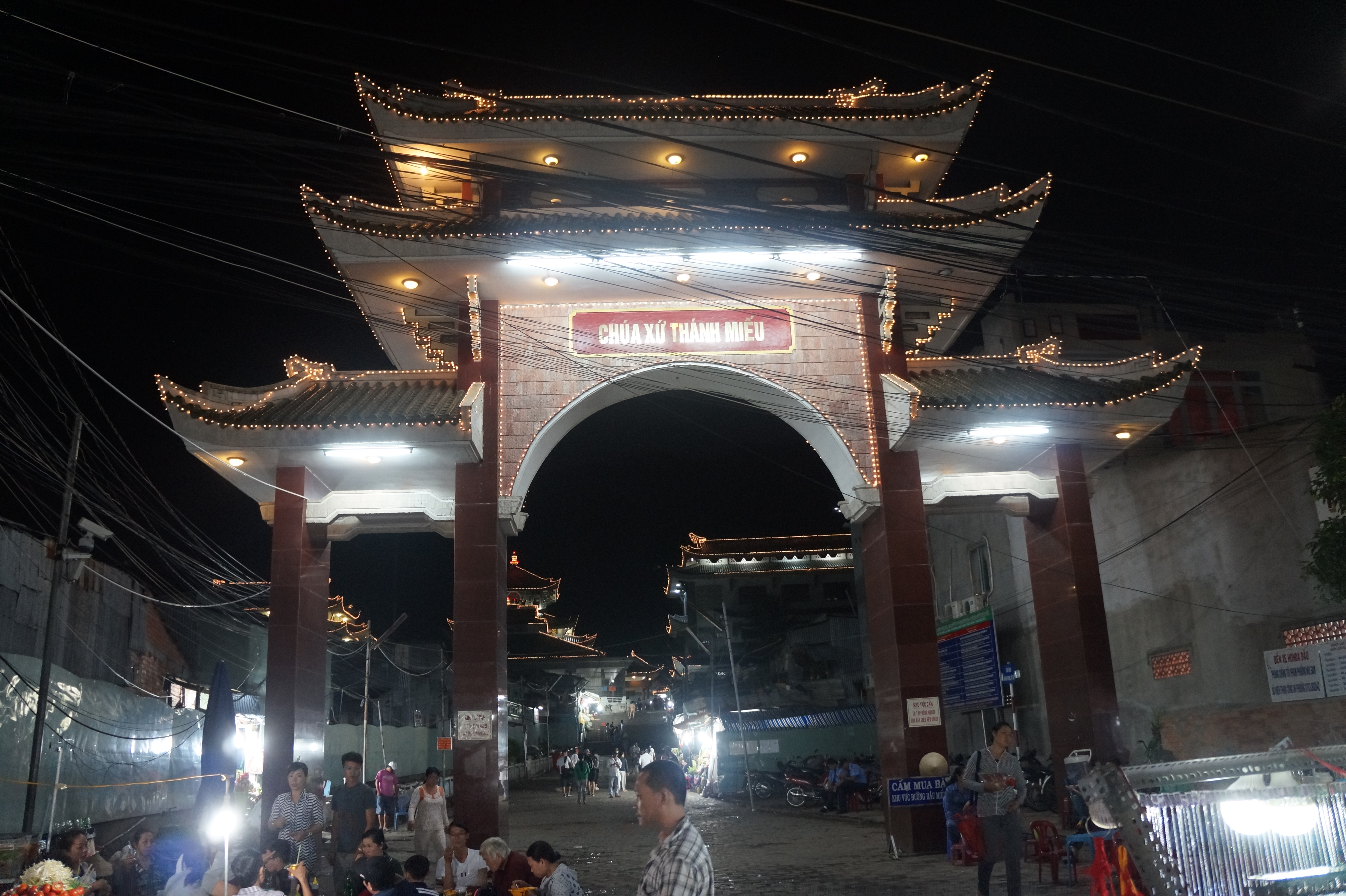 Nhiều người đi đền Bà Chúa Xứ từ sáng sớm, khi mặt trời chưa ló rạng