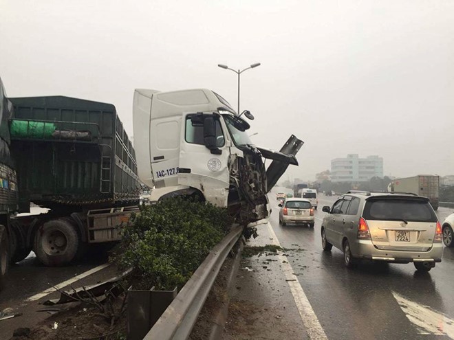 Sau tai nạn liên hoàn, các phương tiện hư hỏng khá nặng. 