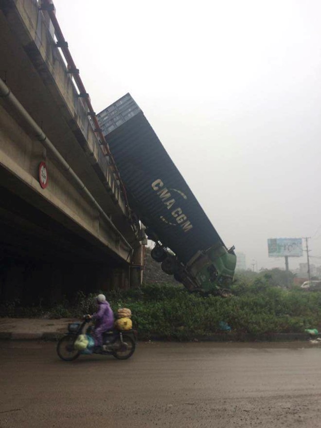 Chiếc container biển Hải Phòng cắm đầu xuống chân cầu, tuyến đường bị ùn tắc kéo dài cả hai chiều.  