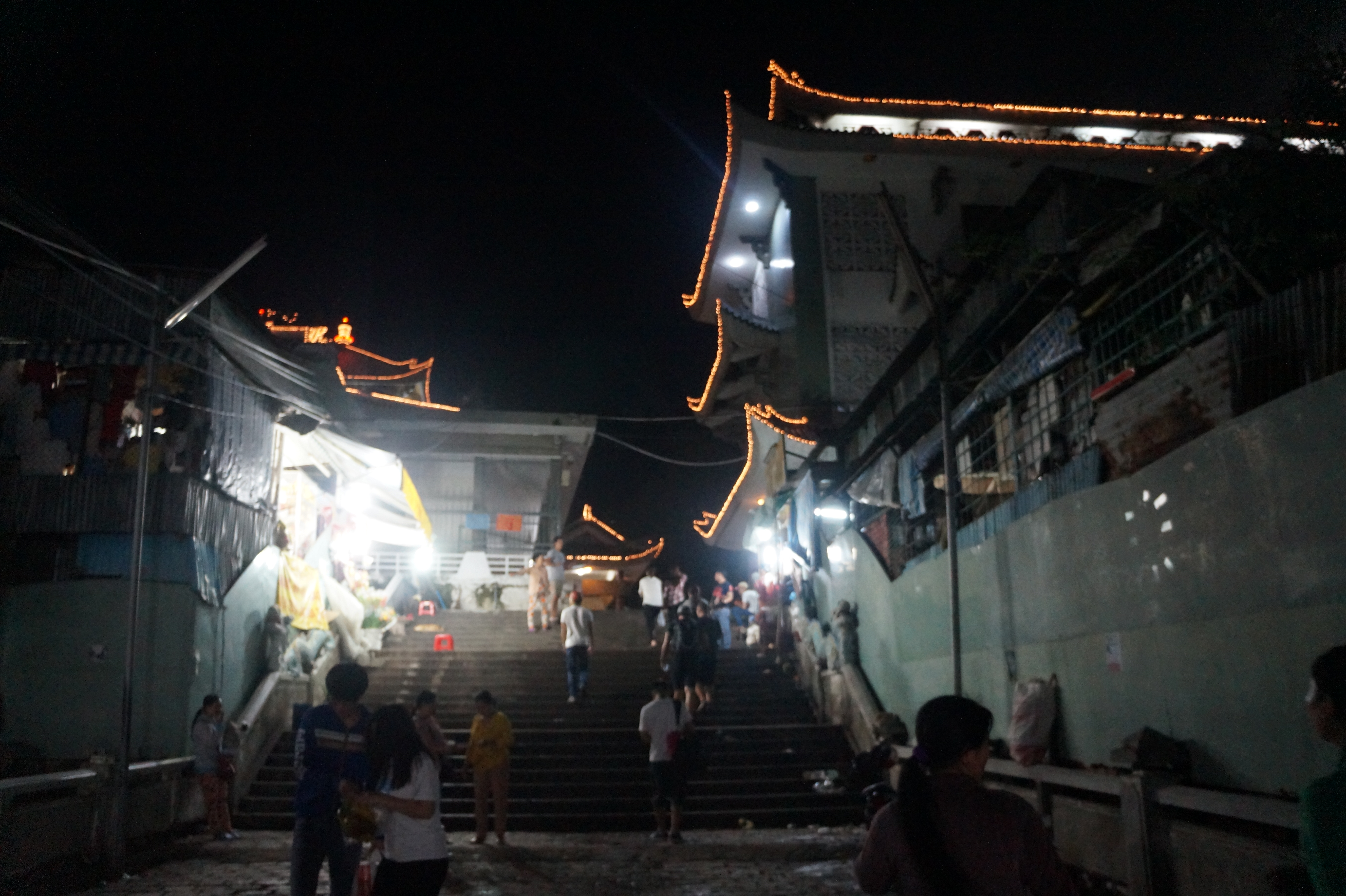 Đường vào chùa chính