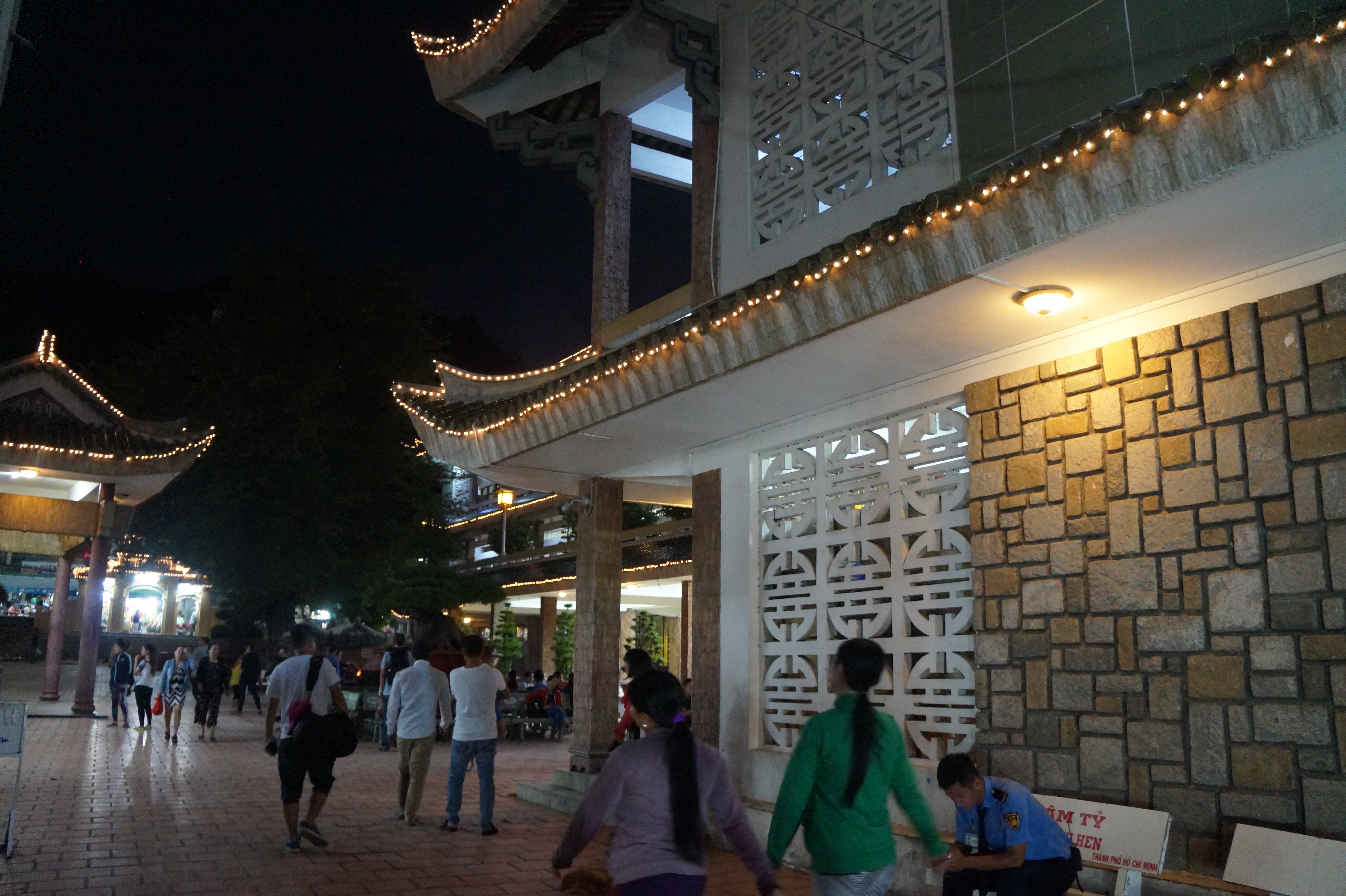 Đường vào chùa chính