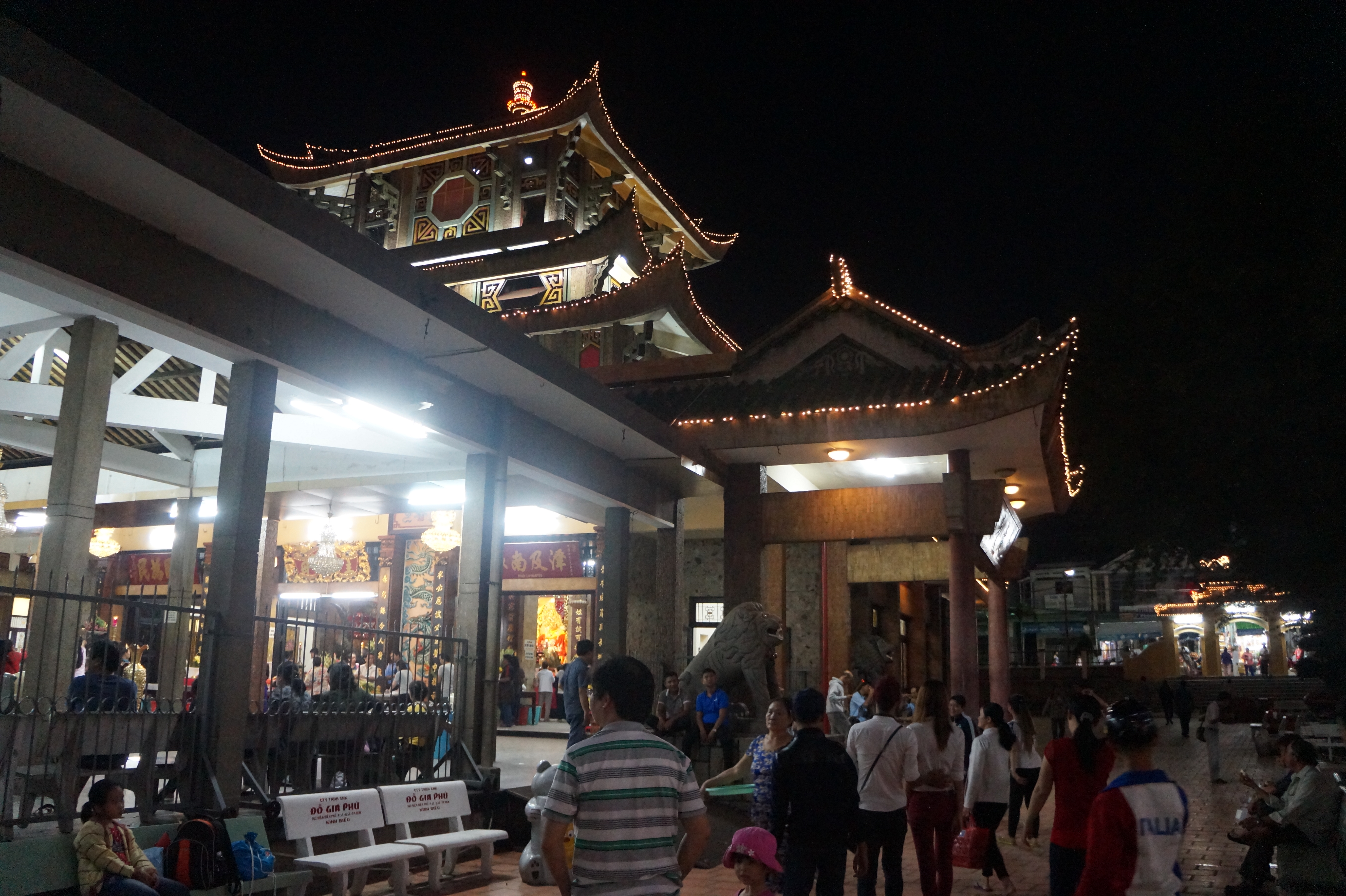 Người dân ở đây quan niệm, đi lễ khi mặt trời chưa lên lời khấn sẽ hiệu nghiệm