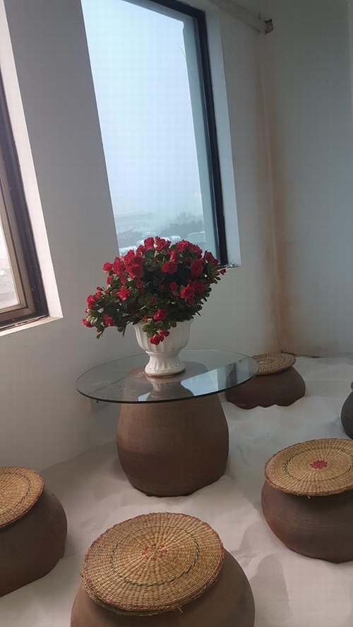 Quán cà phê ngay giữa Hà Nội, nhưng bạn có thể dẫm chân lên cát trắng mịn và khám phá những điều thú vị của cát.