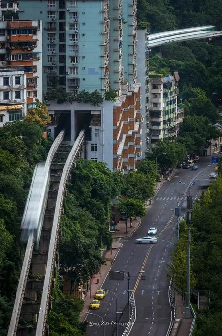 Do thiếu không gian, các nhà quy hoạch đã xây dựng tàu điện xuyên nhà thay vì phá bỏ hoặc đi vòng qua tòa nhà