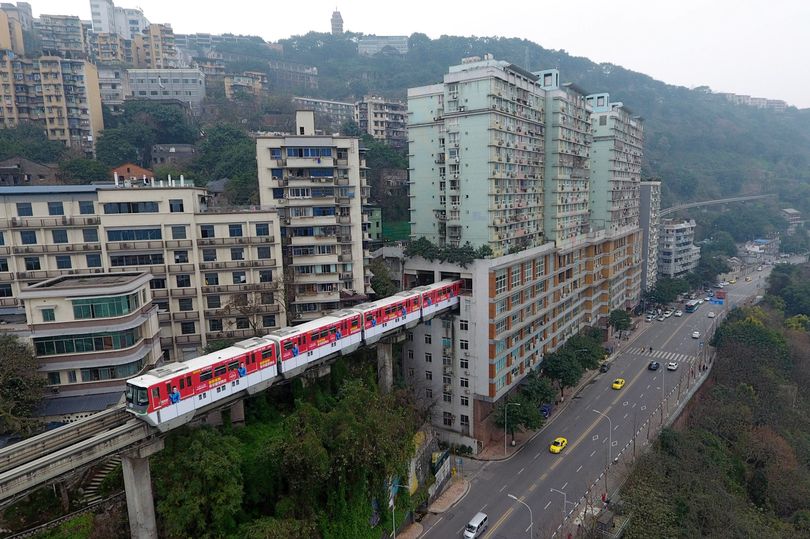 Trùng Khánh nằm ở phía đông nam Trung Quốc, được gọi là Thành phố Núi vì nhà cao tầng mọc lên dày đặc
