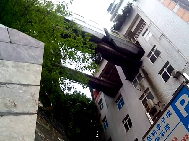Đường ray tàu đi xuyên qua 2 tầng của tòa nhà.