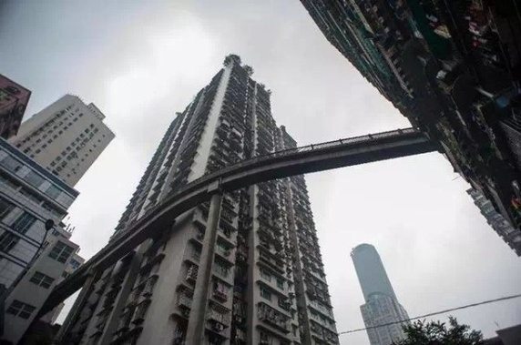 Phát ngôn viên về giao thông vận tải thành phố từng nói vì không có không gian trên mặt đất nên phải triển khai dưới hoặc trên mặt đất hay xuyên qua tòa nhà.