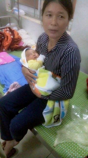 Bé trai nặng 6,1 kg trong vòng tay gia đình.