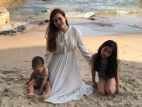 Lưu Hương Giang hiếm hoi khoe ảnh bên bé thứ 2 'giấu mặt' và con gái đầu lòng