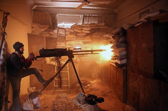 Phe nổi dậy đã lợi dụng thời điểm quân Assad đang phải dàn mỏng lực lượng ra nhiều chiến trường để tấn công vào thành trì quyền lực nhất của Syria