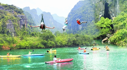  Đồng Hới (Quảng Bình). Theo gợi ý của Tripadvisor với du khách, khi đến Quảng Binh, du khách đừng bỏ lỡ cơ hội đến động Phong Nha, bãi Đá Nhẩy. Quảng Bình cũng là địa phương đầu tiên của Việt Nam chọn hình thức quảng bá du lịch của địa phương qua Tripadvisor.