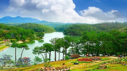 Thành phố tình yêu Đà Lạt (Lâm Đồng) đứng thứ 9 trong danh sách bình chọn của Tripadvisor. Theo đánh giá, Khu nghỉ dưỡng thuộc địa cũ này mang lại một thời gian nghỉ ngơi tránh xa cái nóng nực quanh năm của miền Nam Việt Nam. Thành phố này có nhiều ngôi nhà thời Pháp xinh đẹp và được bao quanh bởi những cây thông và trang trại trồng rau và hoa nước ngoài. Rất xứng đáng thực hiện chuyến đi chỉ để thoát khỏi cái nóng trong một vài ngày.