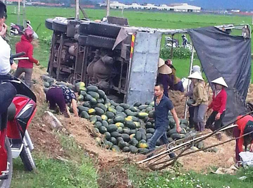 20 tấn dưa hấu đổ tràn ra đường sau cú lật xe tải, người dân nhặt giúp tài xế