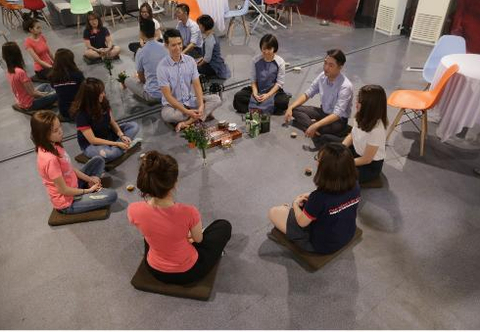 Thầy Đoàn (ngồi giữa) cùng các học sinh tham gia những buổi trà thiền