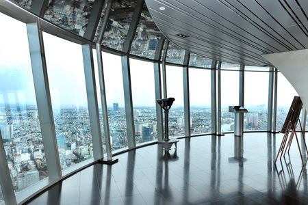 Saigon Skydeck có trang bị 6 ống nhòm tầm xa nhằm hỗ trợ tầm nhìn cho du khách tham quan. Các ống nhòm này có khả năng quay ngang 360 độ và quay lên xuống góc 50 độ, đảm bảo cho du khách có thể nhìn rõ nhất các chi tiết cảnh quan đường phố Sài Gòn mà ở độ cao của Đài quan sát, du khách không thể nhìn rõ bằng mắt thường. Thêm vào đó là hệ thống gồm 6 màn hình thông tin cảm ứng thông minh được bố trí dọc theo tường kính của đài quan sát. Trên màn hình mỗi máy là hình ảnh tương ứng với khung cảnh bên ngoài, khi du khách đứng tại vị trí đặt máy, màn hình sẽ có các điểm hiển thị mà khi du khách kích hoạt, thông tin chi tiết về một địa điểm danh lam thắng cảnh hoặc di tích lịch sử sẽ hiện ra.  Ngoài các thiết bị hiện đại nêu trên, du khách còn được đội ngũ nhân hướng dẫn viên, đội ngũ nhân viên chăm sóc khách hàng thành thạo nhiều ngoại ngữ phục vụ và hướng dẫn thân thiện và chuyên nghiệp.