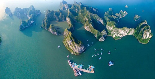 Với vẻ đẹp tuyệt vời kỳ quan thiên nhiên thế giới Vịnh Hạ Long liên tiếp nhận được những bình chọn tốt của những tổ chức chuyên về du lịch uy tín.
