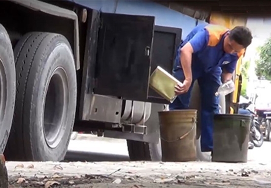 TP. Hồ Chí Minh kiểm tra tình trạng rút ruột dầu máy bay
