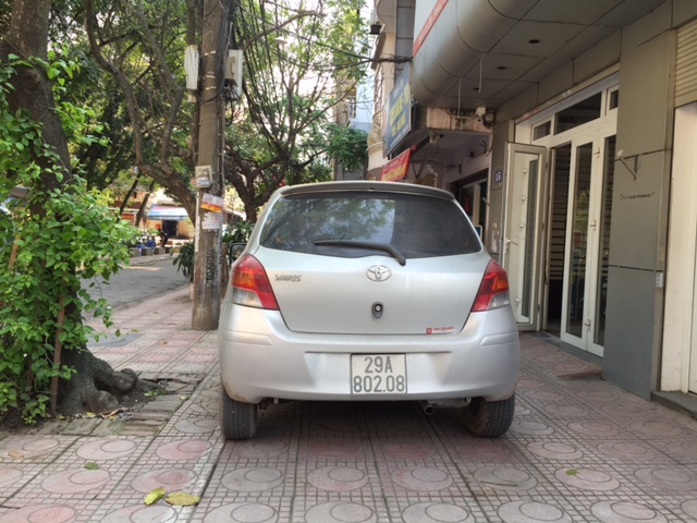 Nhiều xe đỗ trên vỉa hè