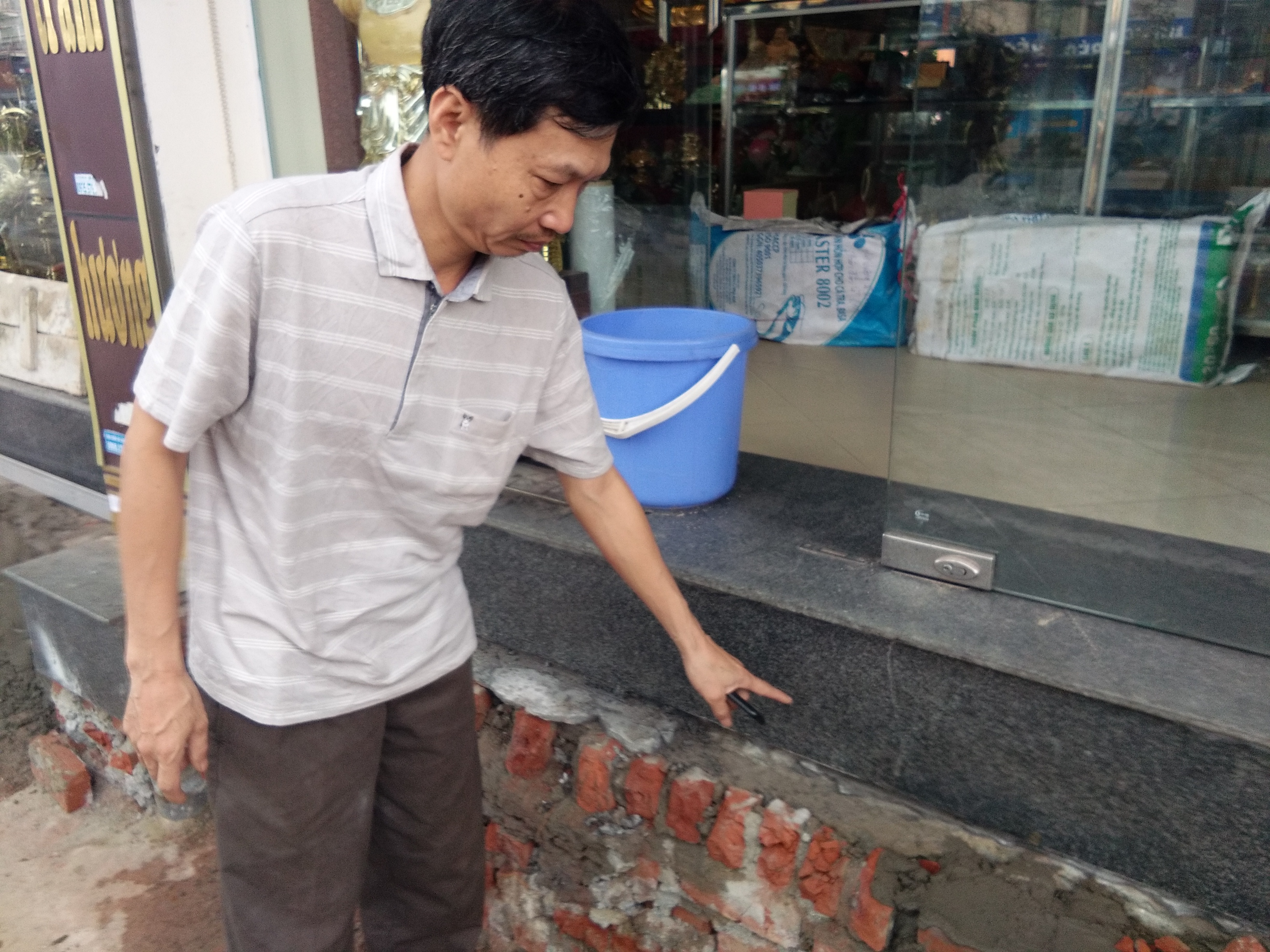 Ông Lê Hữu Hiến phố Xã Đàn ( Đống Đa, Hà Nội), đang xây dựng lại bậc tam cấp đã bị phá.