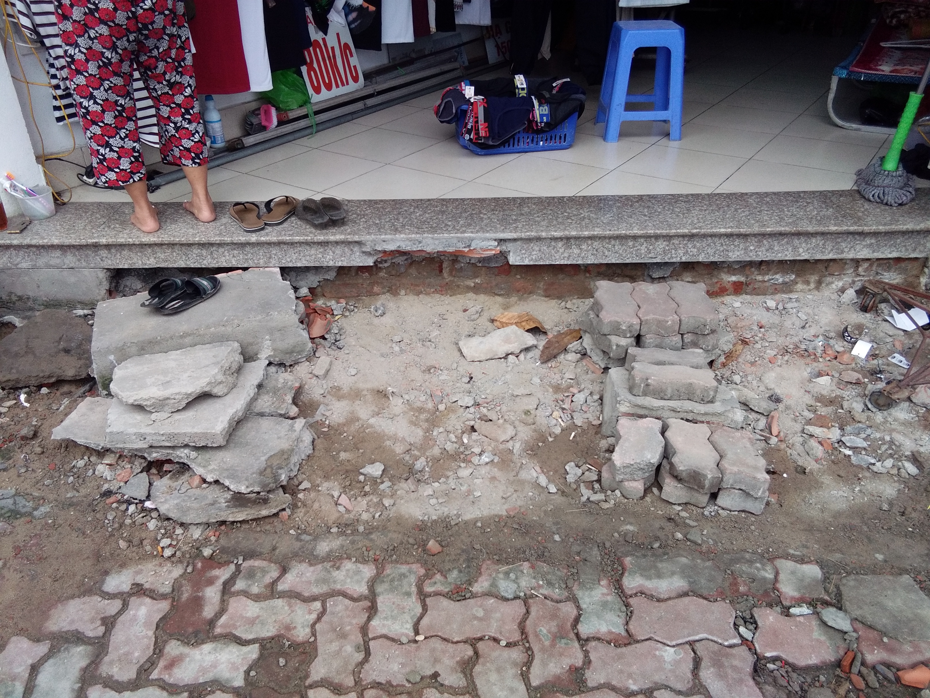 Người dân lấy phần bê tông đã bị phá vỡ để làm bậc lên xuống tạm bợ. 