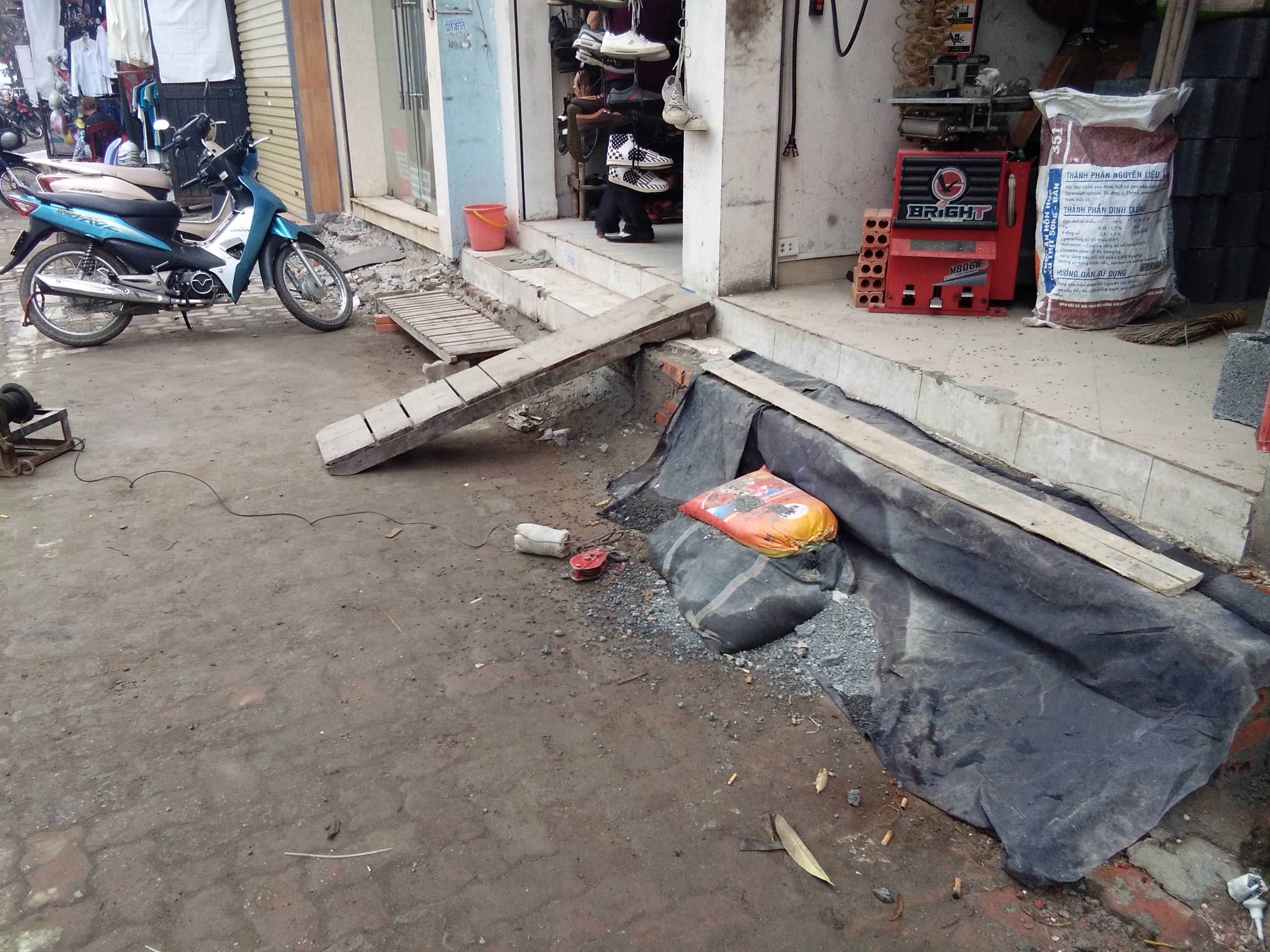 Dùng bao tải và cầu gỗ để thuận tiện cho việc  lên xuống.