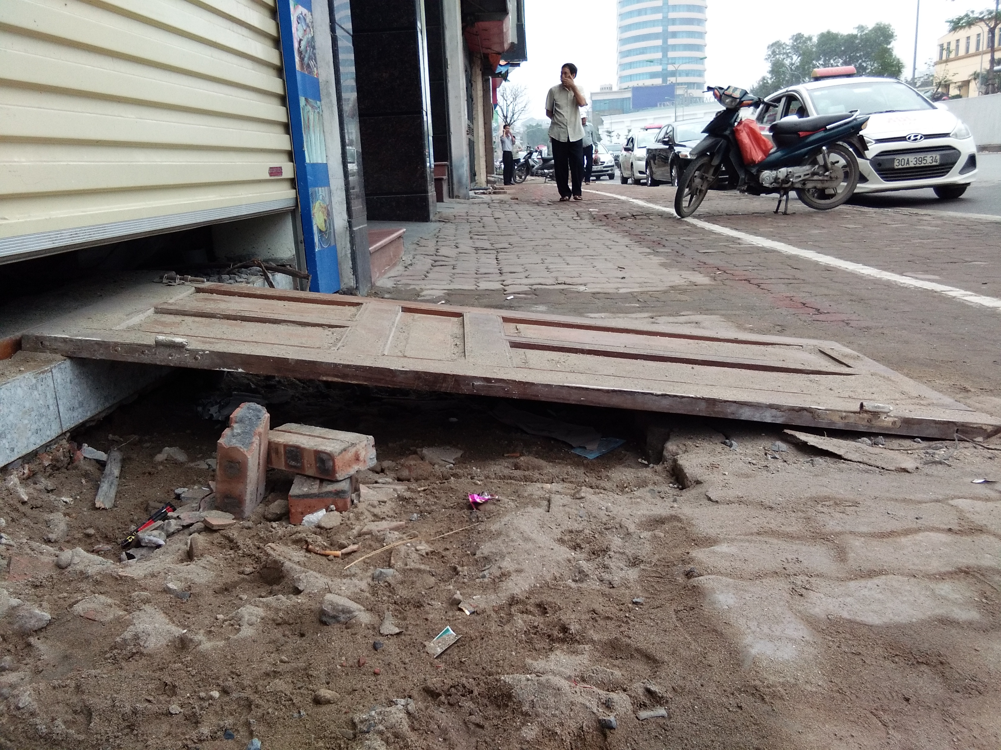 Lấy cả một tấm cửu gỗ làm cầu lên xuống cho chắc chắn.