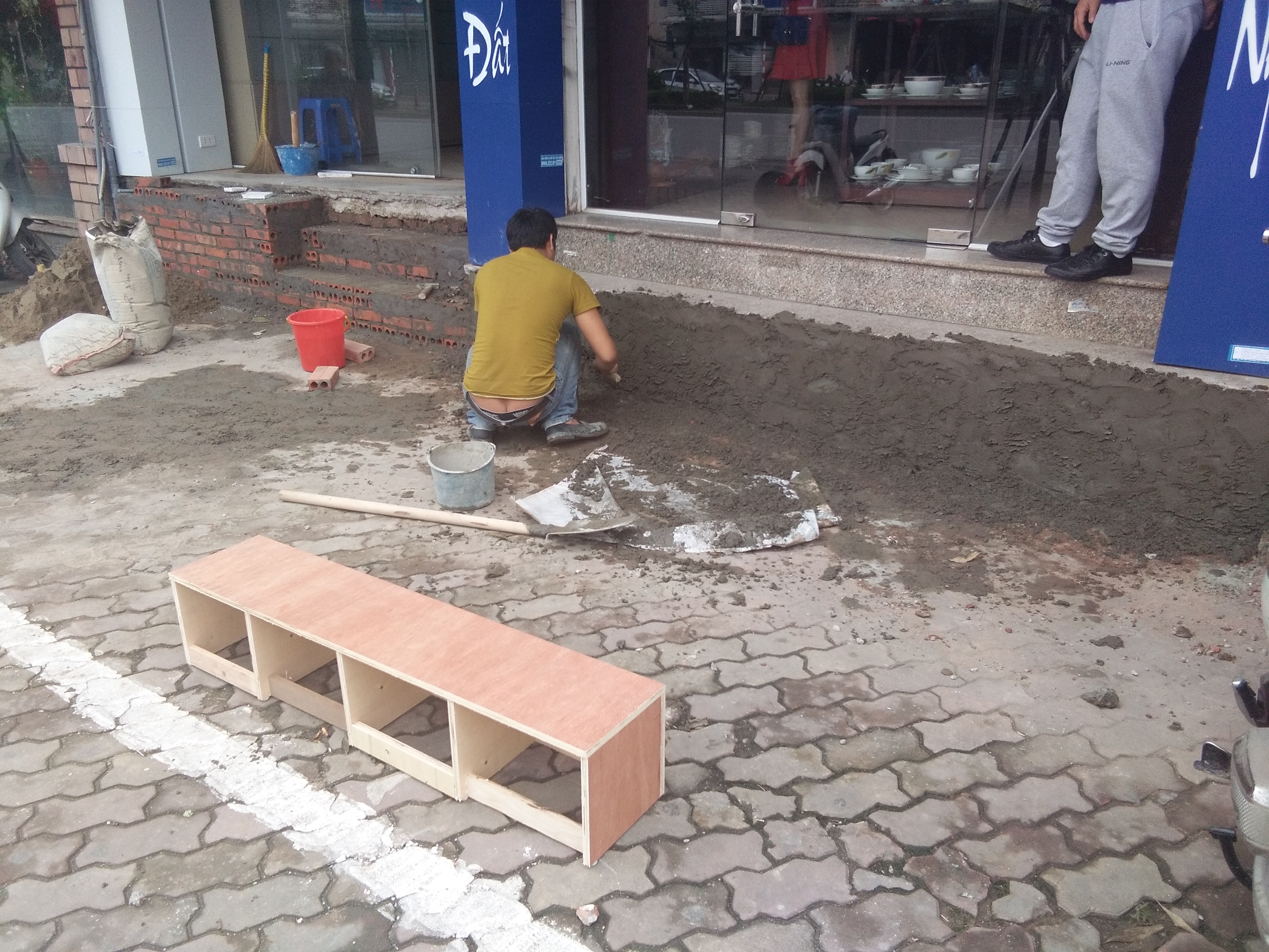 Người dân làm hẳn một bậc bằng gỗ dài đi lại cho thoải mái.