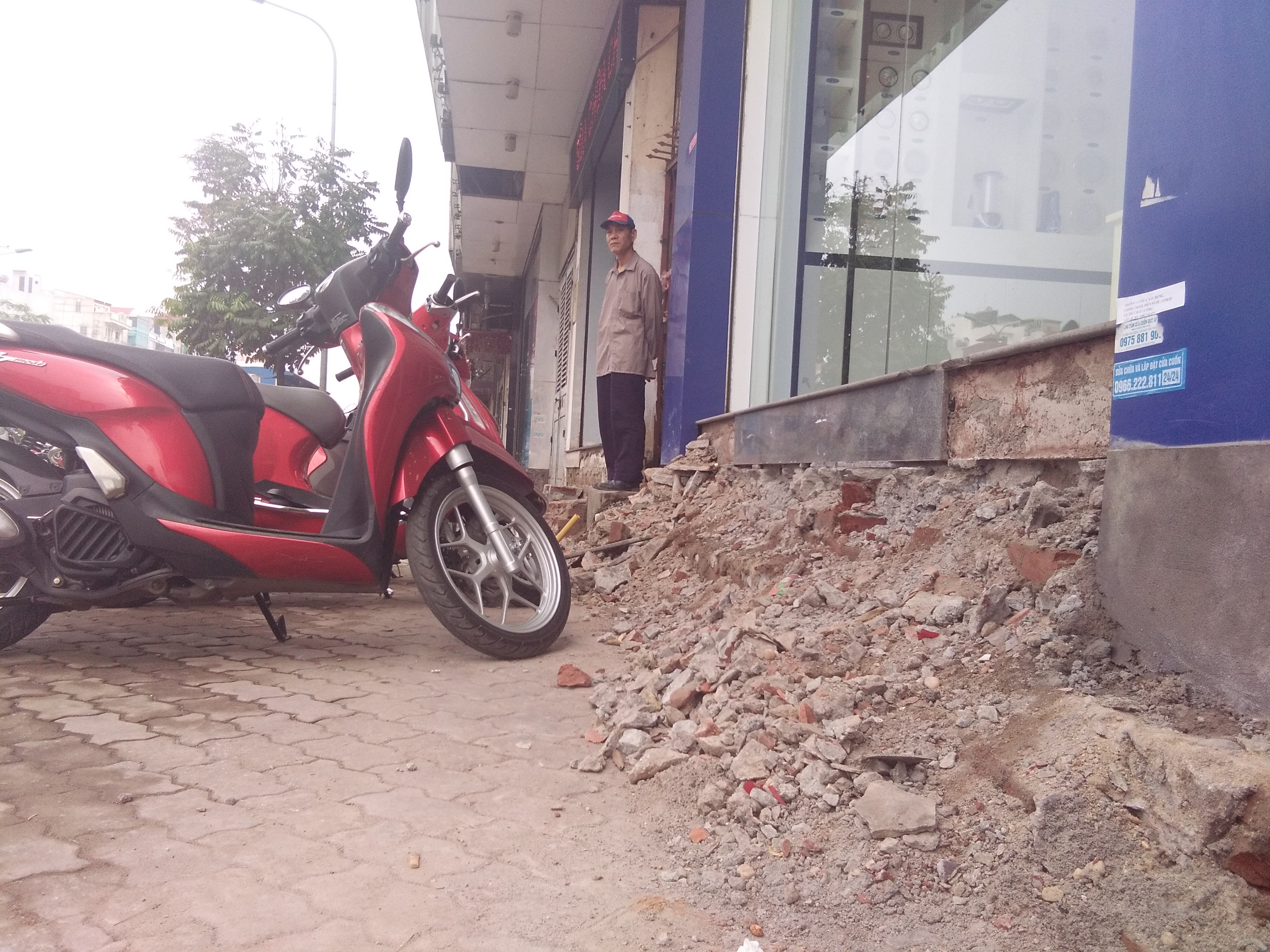 Những hộ gia đình nơi đây đang gặp phải một khó khăn rất lớn đó là mặt nhà so với mặt vỉa hè cao đến gần 1 mét.