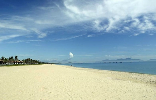 Bãi tắm Hà My thuộc xã Điện Dương, huyện Điện Bàn, nằm cách thắng cảnh Ngũ Hành Sơn (Đà Nẵng) 6km về phía Nam. Bãi tắm này hấp dẫn du khách không chỉ bởi sự hoang sơ, sạch đẹp của cát trắng, rừng dương và bầu không khí trong lành mà còn bởi nhiều loại đặc sản tươi nguyên từ lòng biển. Bãi tắm Hà My được ví như nàng tiên đang ngủ vừa được đánh thức trong vài năm gần đây. Bãi tắm này hấp dẫn du khách không chỉ bởi sự hoang sơ, sạch đẹp của cát trắng, rừng dương và bầu không khí trong lành mà còn bởi nhiều loại đặc sản tươi nguyên từ lòng biển.