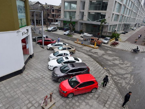 Xe đỗ tràn lan trên vỉa hè quanh các cao ốc, khách sạn