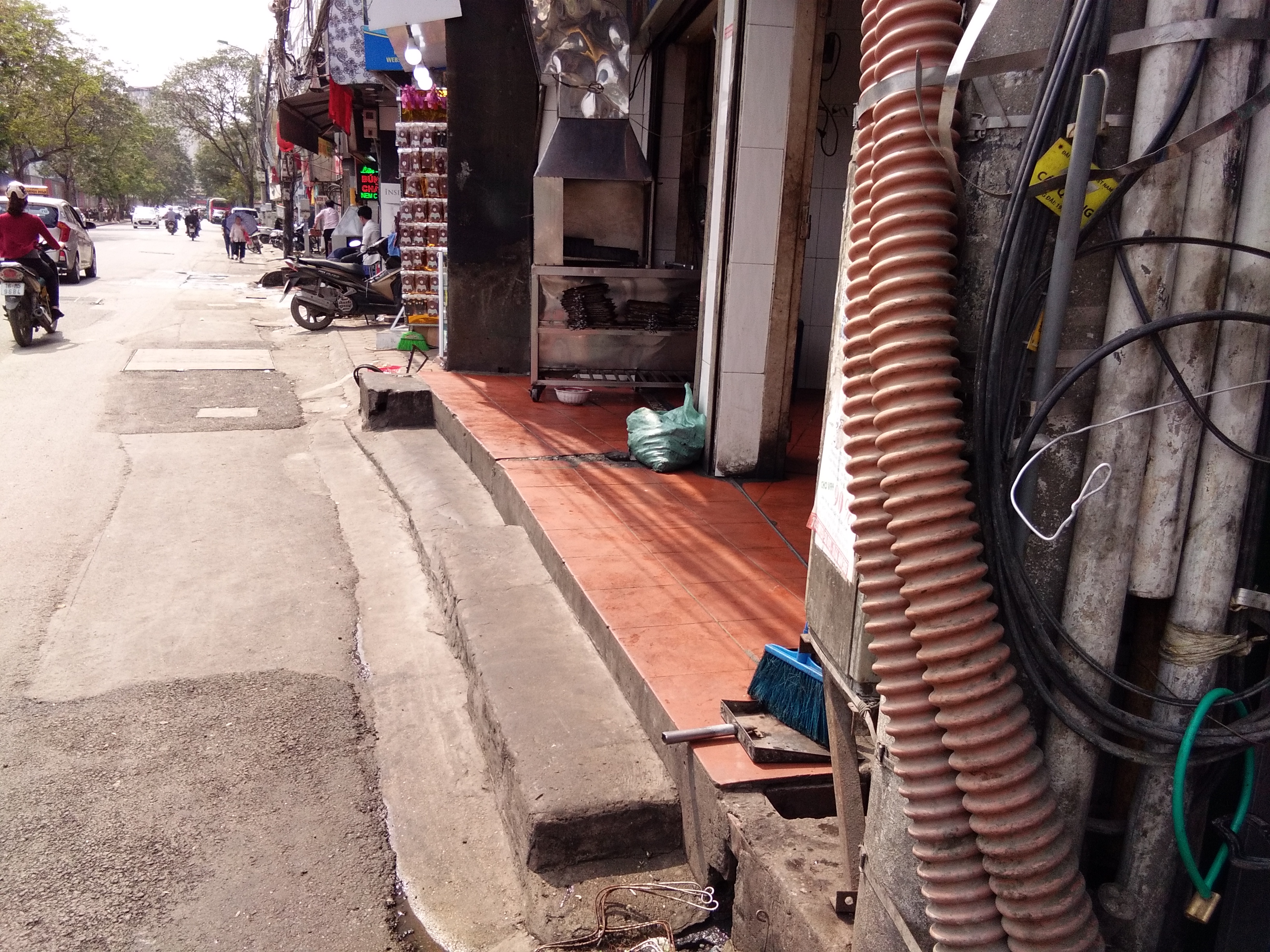 Tại tuyến phố Ngọc Khánh bậc thềm lấn chiếm vỉa hè chưa được xóa bỏ đặc biệt không những thế lại còn chiếm chọn cả vỉa hè nếu người đi bộ muốn đi qua thì phải bước lên bậc thềm thì mới đi được. Gây khó khăn cho trẻ nhỏ cũng như người già muốn đi qua đây.