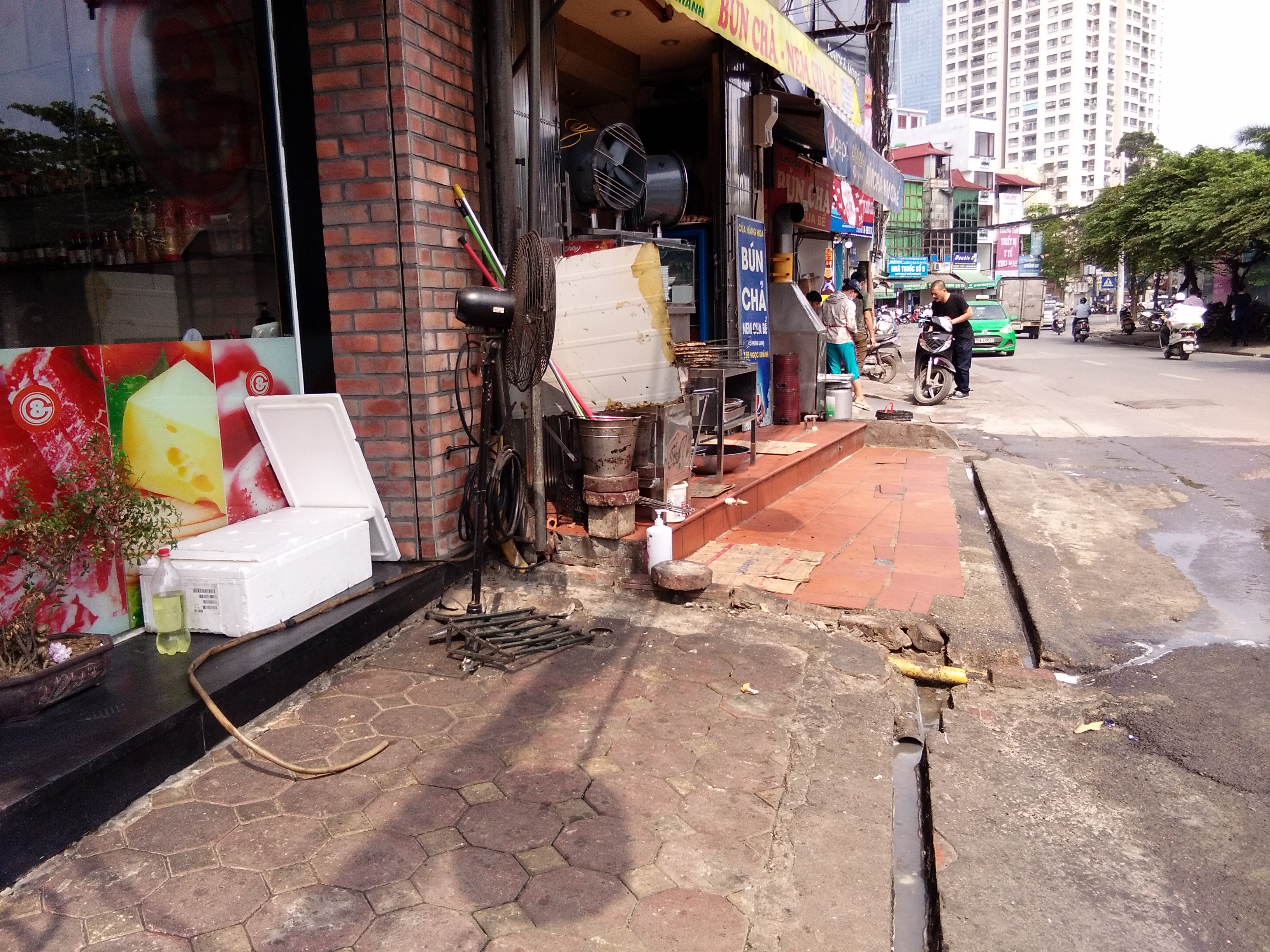 Phần gạch ốp  ra vỉa hè vẫn chưa được phá bỏ như các tuyến phố trên địa bàn Hà Nội.