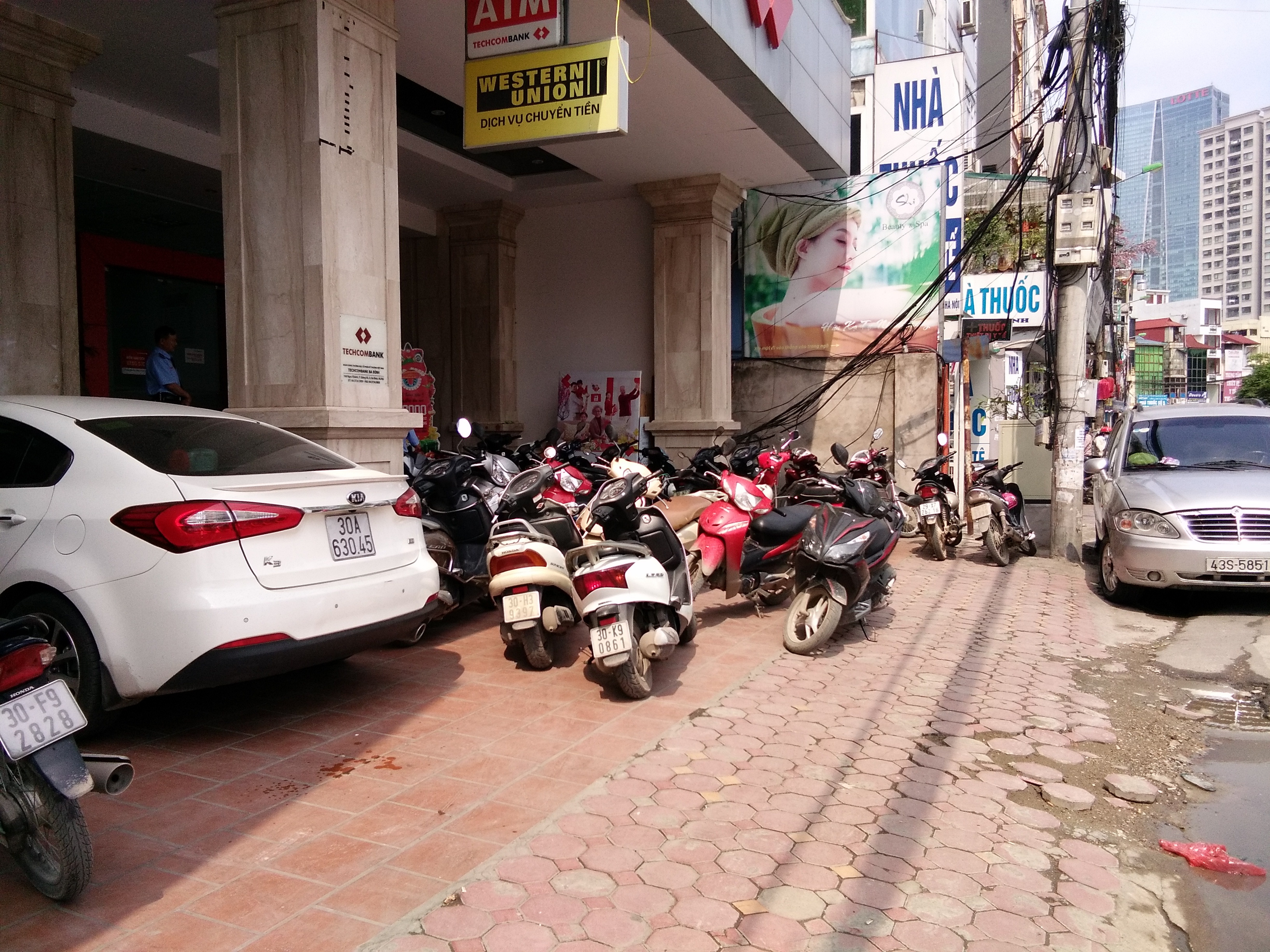 Xe máy để tràn lan trên vỉa hè không những thế người dân còn để hẳn xuống lòng đường.