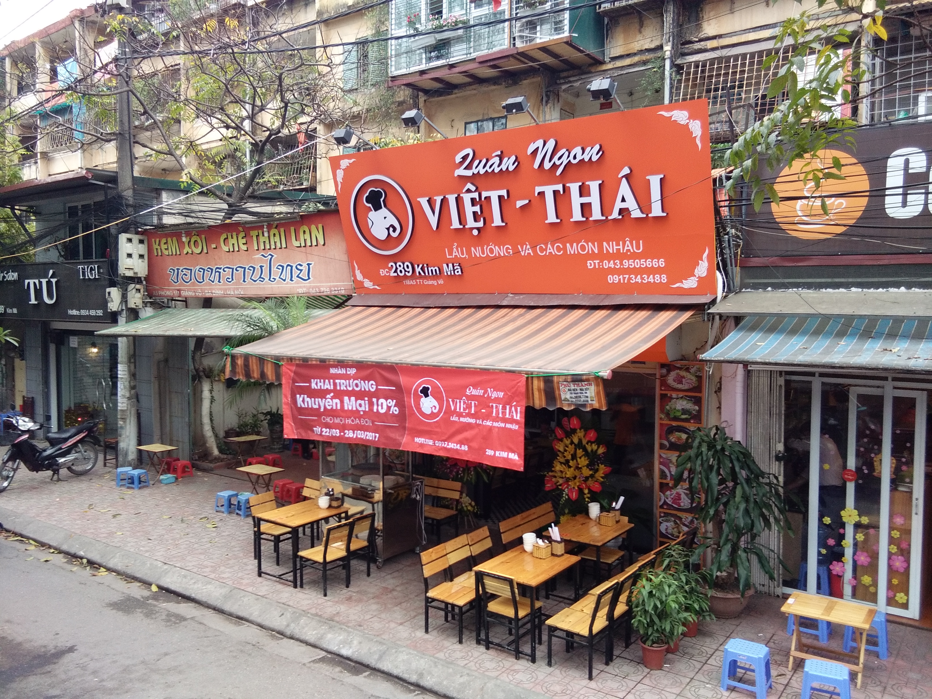 Tuyến phố Kim Mã quận Ba Đình cũng không ngoại lệ bàn ghế của quán Lẩu được bầy hẳn ra chiếm hết phần vỉa hè của người đi bộ.