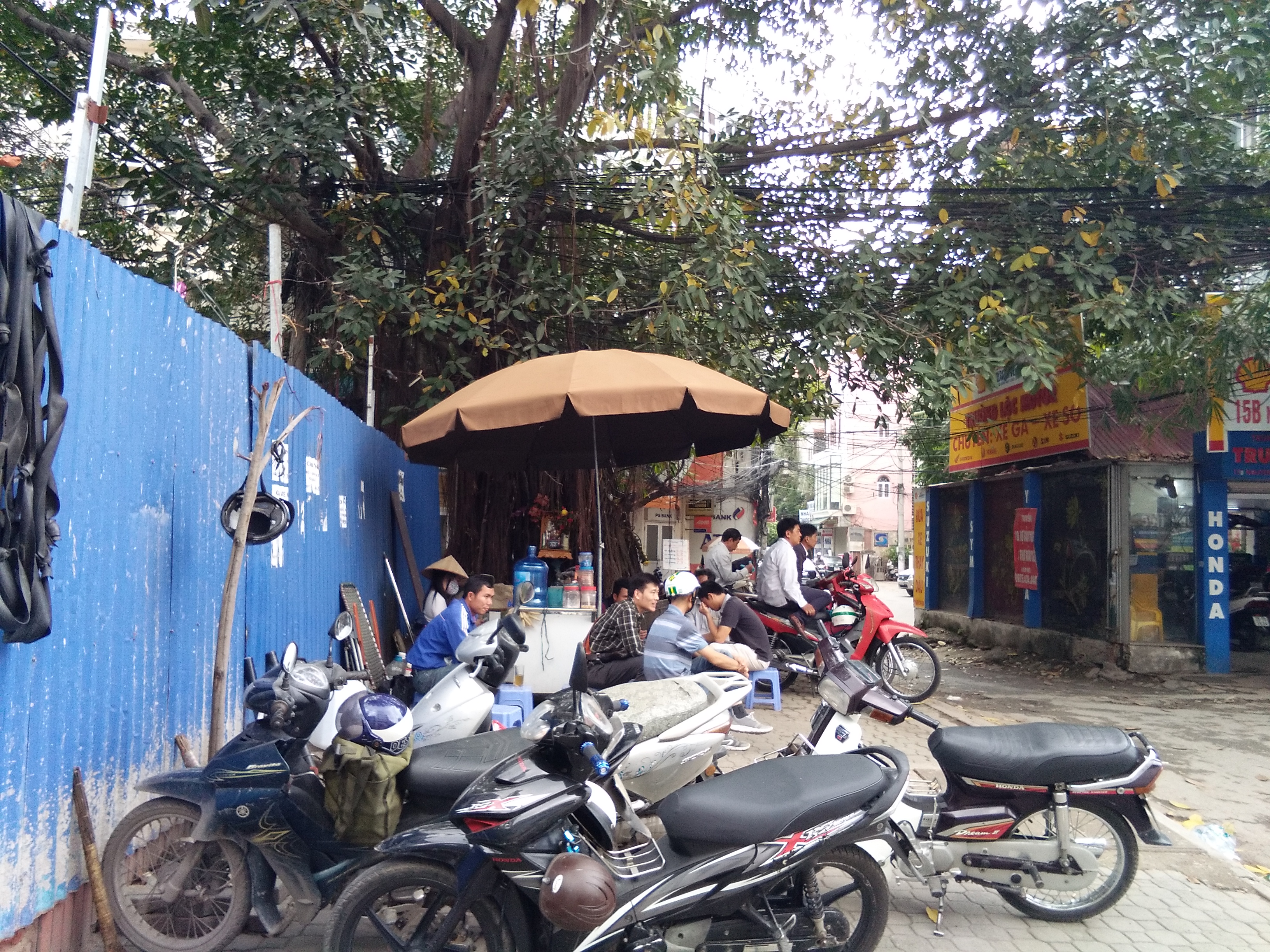 Hàng quán ngang nhiên buôn bán còn xe máy bủa vây kín cả vỉa hè.