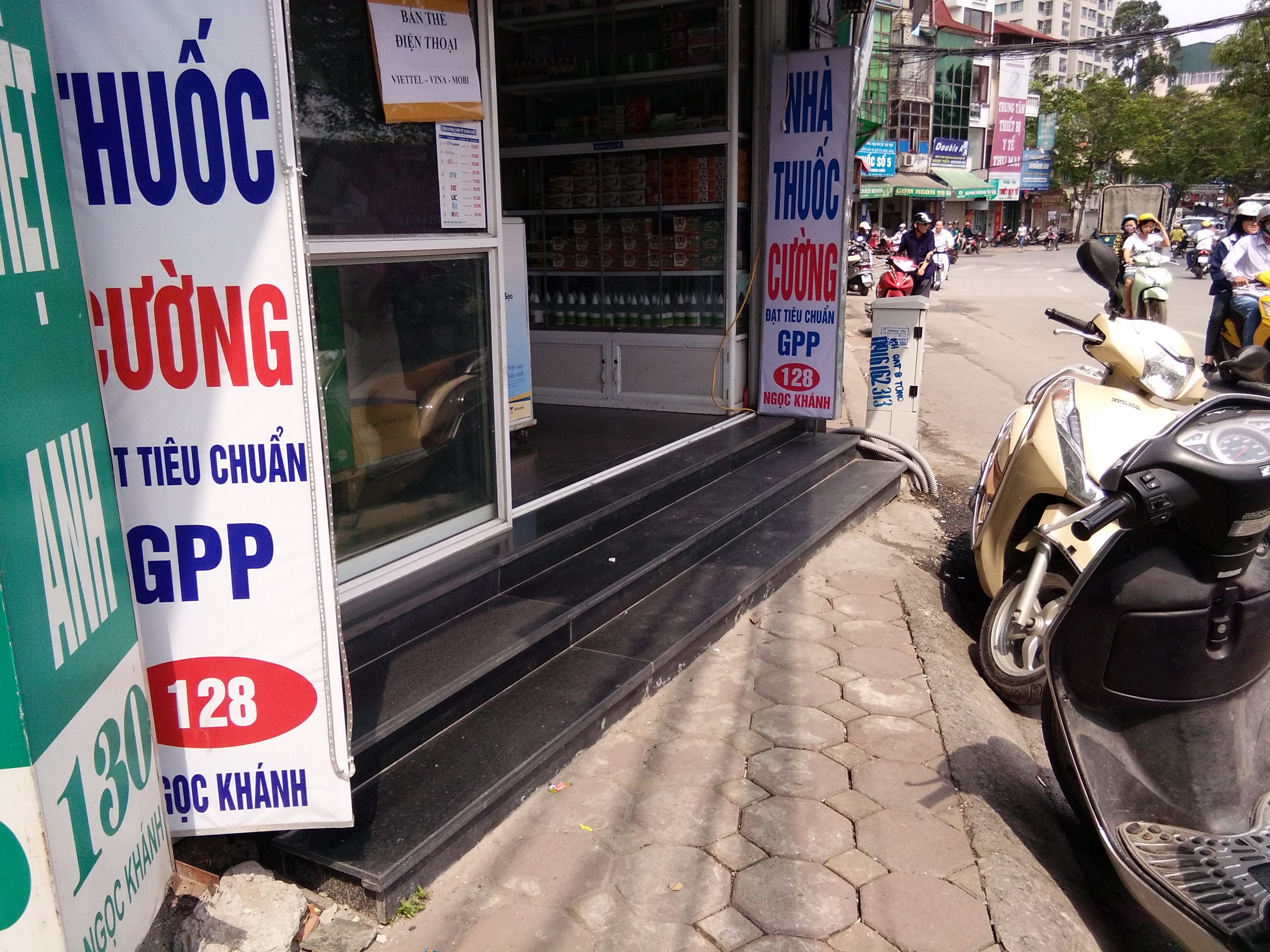 Hà Nội: Lấn chiếm vỉa hè vẫn tồn tại trên nhiều tuyến phố quận Ba Đình